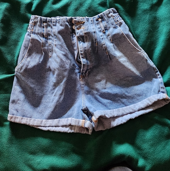 Love Tree Women's Denim Shorts with pockets on Front and Back. Size L Used - Picture 1 of 3